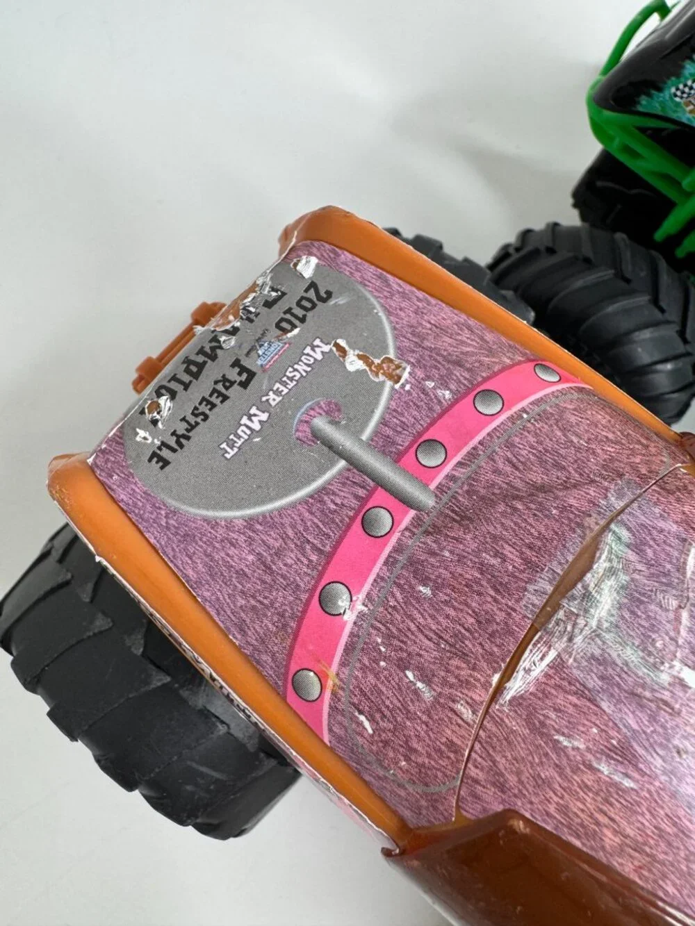 Monster Jam Monster Truck Toys Monster Mutt Grave Digger 1:24 Scale Plastic. The